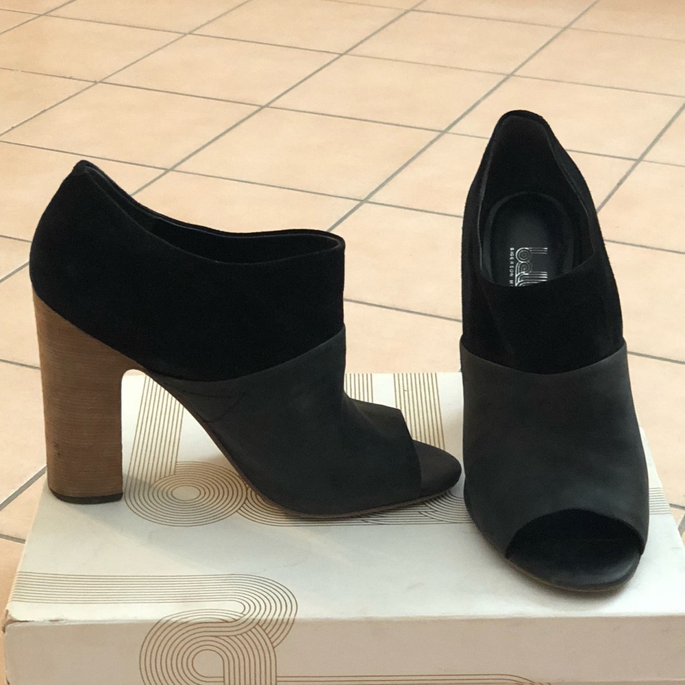 Ankle boot with peep toe